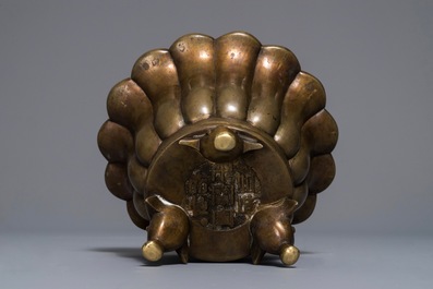 Un br&ucirc;le-parfum en forme de fleur en bronze, marque de Xuande, 19/20&egrave;me