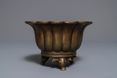 Un br&ucirc;le-parfum en forme de fleur en bronze, marque de Xuande, 19/20&egrave;me