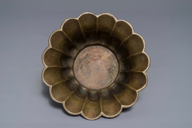 Un br&ucirc;le-parfum en forme de fleur en bronze, marque de Xuande, 19/20&egrave;me
