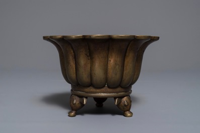 Un br&ucirc;le-parfum en forme de fleur en bronze, marque de Xuande, 19/20&egrave;me