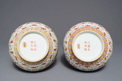 Een paar Chinese famille rose vazen met &lsquo;100 vleermuizen&rsquo; decor, Guangxu merk en periode