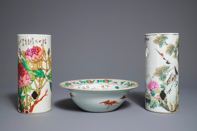 Two Chinese qianjiang cai hat stands and a famille rose bowl, 19/20th C.