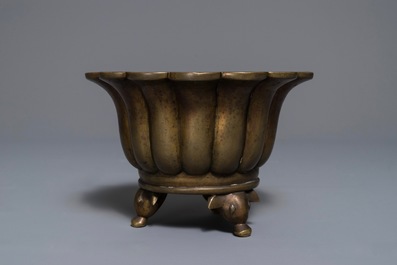Un br&ucirc;le-parfum en forme de fleur en bronze, marque de Xuande, 19/20&egrave;me