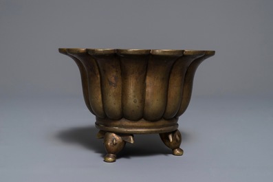 Un br&ucirc;le-parfum en forme de fleur en bronze, marque de Xuande, 19/20&egrave;me