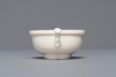 Un bol &agrave; d&eacute;cor appliqu&eacute; en porcelaine blanc de Chine de Dehua, Kangxi