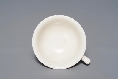 Een Chinese Dehua blanc de Chine kop op drie pootjes, Kangxi