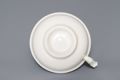 Un bol &agrave; d&eacute;cor appliqu&eacute; en porcelaine blanc de Chine de Dehua, Kangxi