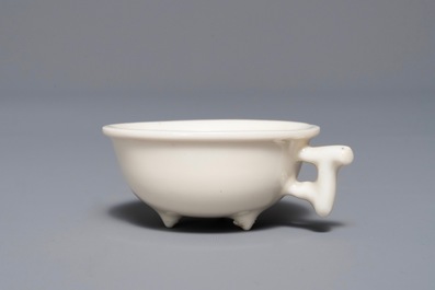 Een Chinese Dehua blanc de Chine kop op drie pootjes, Kangxi