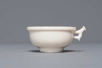 Un bol &agrave; d&eacute;cor appliqu&eacute; en porcelaine blanc de Chine de Dehua, Kangxi