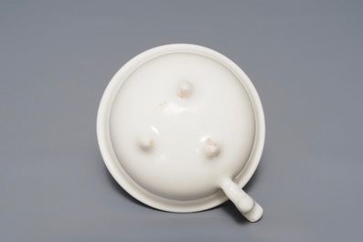 Een Chinese Dehua blanc de Chine kop op drie pootjes, Kangxi