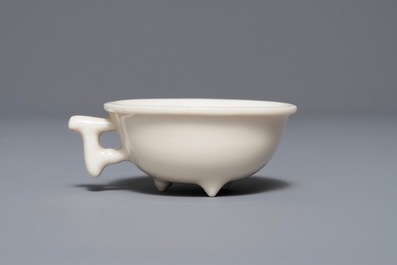 Een Chinese Dehua blanc de Chine kop op drie pootjes, Kangxi