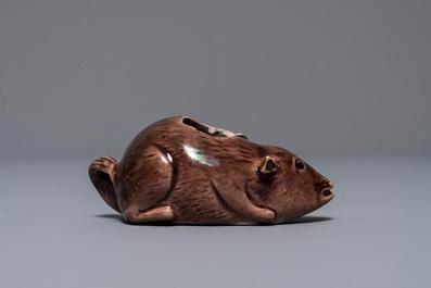 Un compte-gouttes en forme d'&eacute;cureuil en porcelaine de Chine, Kangxi