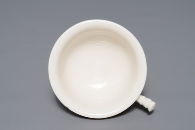 Un bol &agrave; d&eacute;cor appliqu&eacute; en porcelaine blanc de Chine de Dehua, Kangxi