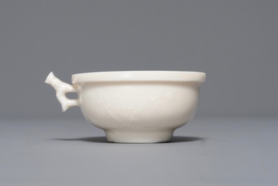 Un bol &agrave; d&eacute;cor appliqu&eacute; en porcelaine blanc de Chine de Dehua, Kangxi