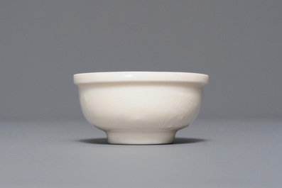Un bol &agrave; d&eacute;cor appliqu&eacute; en porcelaine blanc de Chine de Dehua, Kangxi