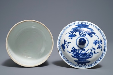 Un bol couvert en porcelaine de Chine bleu et blanc &agrave; d&eacute;cor de paniers fleuris, Kangxi