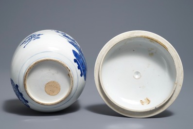 Un bol couvert en porcelaine de Chine bleu et blanc &agrave; d&eacute;cor de paniers fleuris, Kangxi
