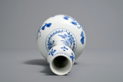 Un vase de forme bouteille en porcelaine de Chine bleu et blanc, Kangxi