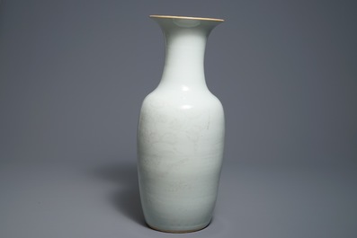 Een Chinese blanc de Chine vaas met onderglazuur decor, 19e eeuw