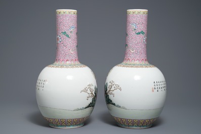 Een paar Chinese famille rose tianqiu ping vazen met figurendecor, 20e eeuw