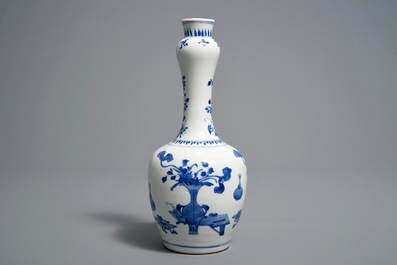 Un vase de forme bouteille en porcelaine de Chine bleu et blanc, Kangxi