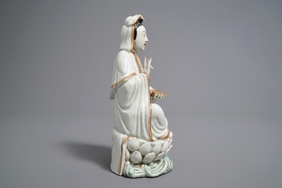 Een Chinese figuur van Guanyin op lotustroon, Republiek, 20e eeuw