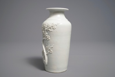 Un vase de forme rouleau en porcelaine blanc de Chine de Dehua, Kangxi