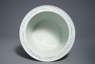 Een Chinese famille rose cachepot met eksters op prunusbloesems, 19/20e eeuw