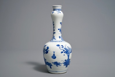 Un vase de forme bouteille en porcelaine de Chine bleu et blanc, Kangxi