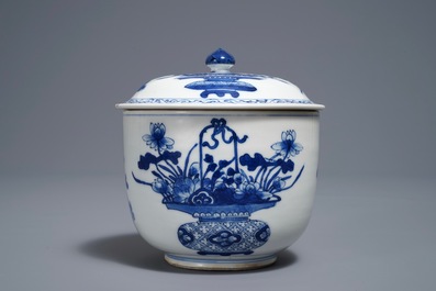 Un bol couvert en porcelaine de Chine bleu et blanc &agrave; d&eacute;cor de paniers fleuris, Kangxi
