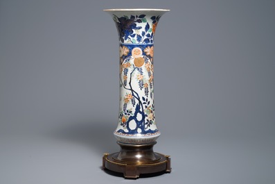 Een Japanse Imari trompetvaas op bronzen voet, Edo, 17e eeuw