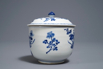 Un bol couvert en porcelaine de Chine bleu et blanc &agrave; d&eacute;cor de paniers fleuris, Kangxi