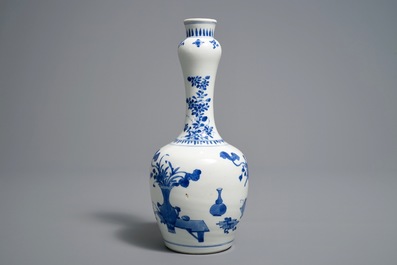 Un vase de forme bouteille en porcelaine de Chine bleu et blanc, Kangxi