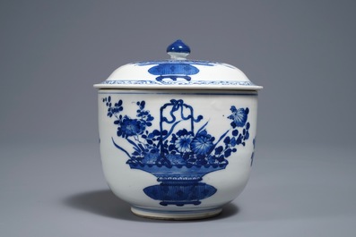 Un bol couvert en porcelaine de Chine bleu et blanc &agrave; d&eacute;cor de paniers fleuris, Kangxi