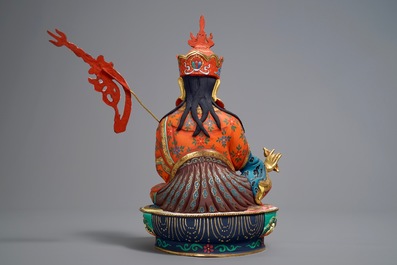 Een Sino-Tibetaans verguld en polychroom bronzen beeld van Padmasambhava, 20e eeuw
