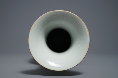 Een Chinese blanc de Chine vaas met onderglazuur decor, 19e eeuw