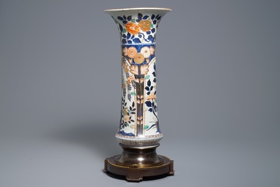 Een Japanse Imari trompetvaas op bronzen voet, Edo, 17e eeuw
