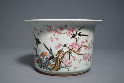 Een Chinese famille rose cachepot met eksters op prunusbloesems, 19/20e eeuw