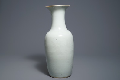 Een Chinese blanc de Chine vaas met onderglazuur decor, 19e eeuw
