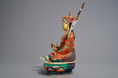 Een Sino-Tibetaans verguld en polychroom bronzen beeld van Padmasambhava, 20e eeuw