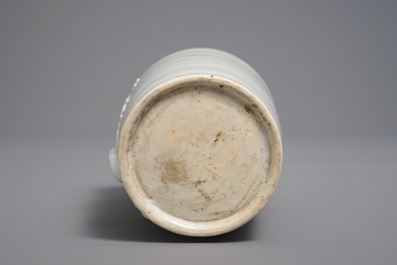 Un vase de forme rouleau en porcelaine blanc de Chine de Dehua, Kangxi