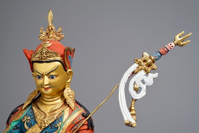 Een Sino-Tibetaans verguld en polychroom bronzen beeld van Padmasambhava, 20e eeuw