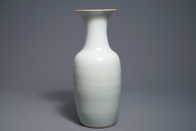 Een Chinese blanc de Chine vaas met onderglazuur decor, 19e eeuw