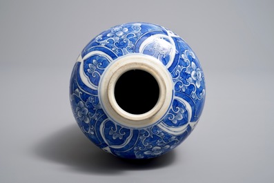 A Chinese blue and white vase with floral design, 18/19th C.