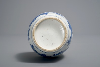 Un vase de forme bouteille en porcelaine de Chine bleu et blanc, Kangxi