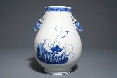 Een Chinese blauwwitte hu vaas met 'Drie Vrienden van de Winter' decor, Qianlong merk, 19/20e eeuw