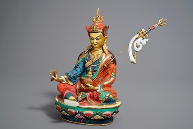 Een Sino-Tibetaans verguld en polychroom bronzen beeld van Padmasambhava, 20e eeuw