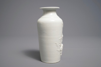 Un vase de forme rouleau en porcelaine blanc de Chine de Dehua, Kangxi