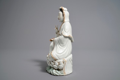Een Chinese figuur van Guanyin op lotustroon, Republiek, 20e eeuw