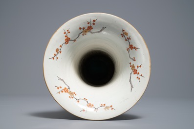 Een Japanse Imari trompetvaas op bronzen voet, Edo, 17e eeuw